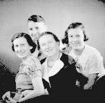 Anfang der 1930er Jahre: Rebekka Friedmann mit ihren Kindern Ben, Hanna und Liselotte